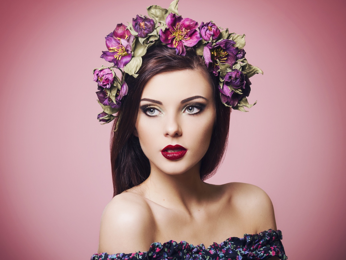 Красивая девушка с ярким макияжем с венком на голове