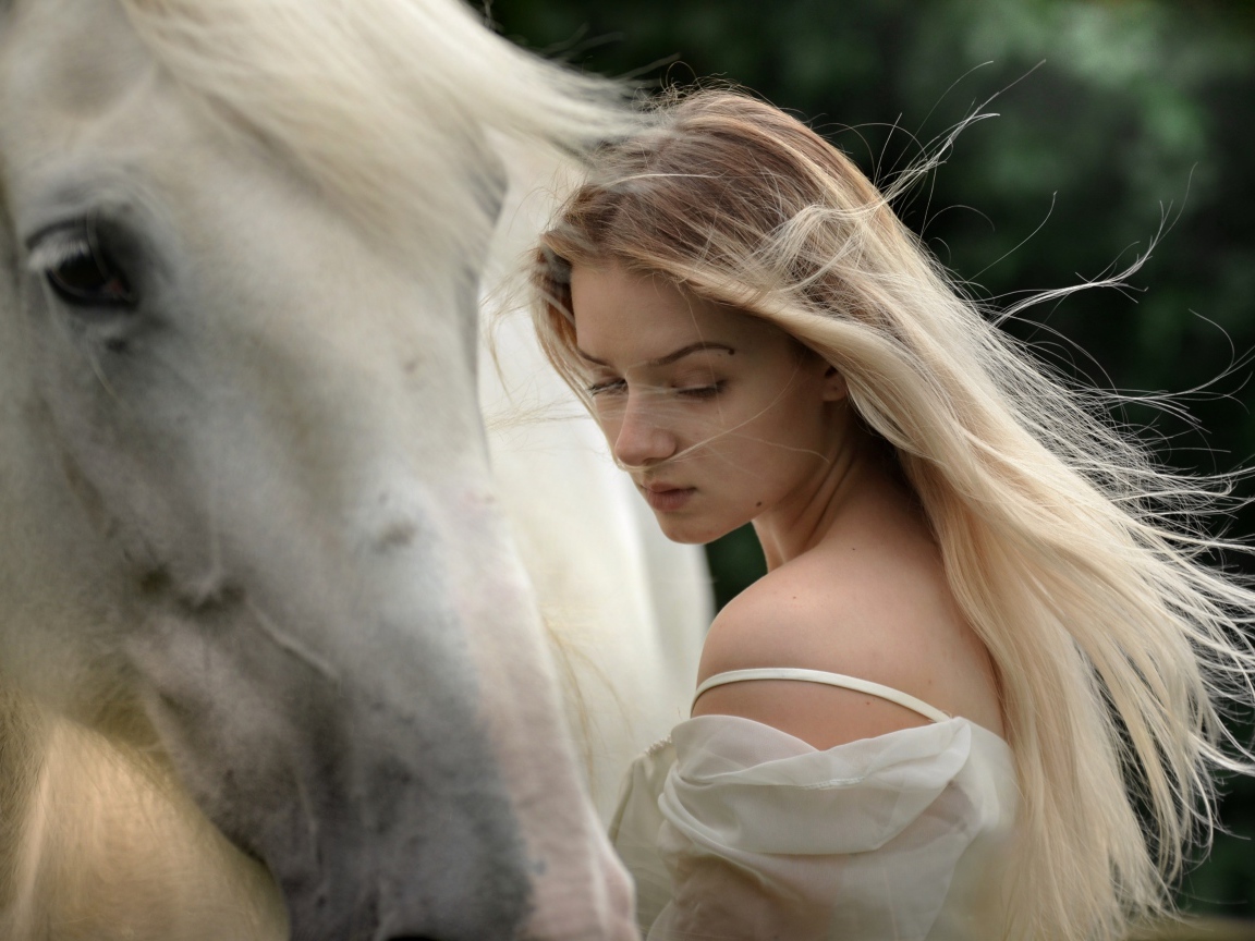 Красивая длинноволосая блондинка с конем