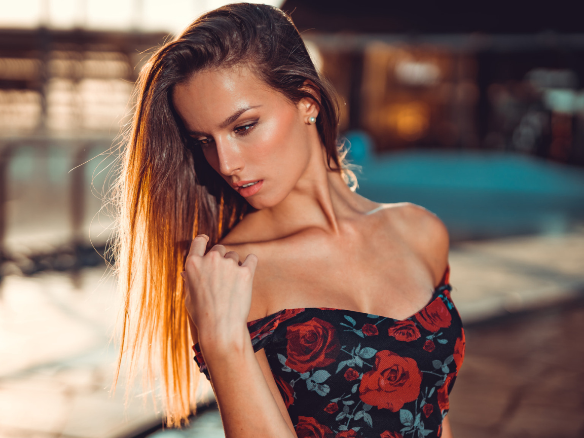 Красивая длинноволосая брюнетка в платье