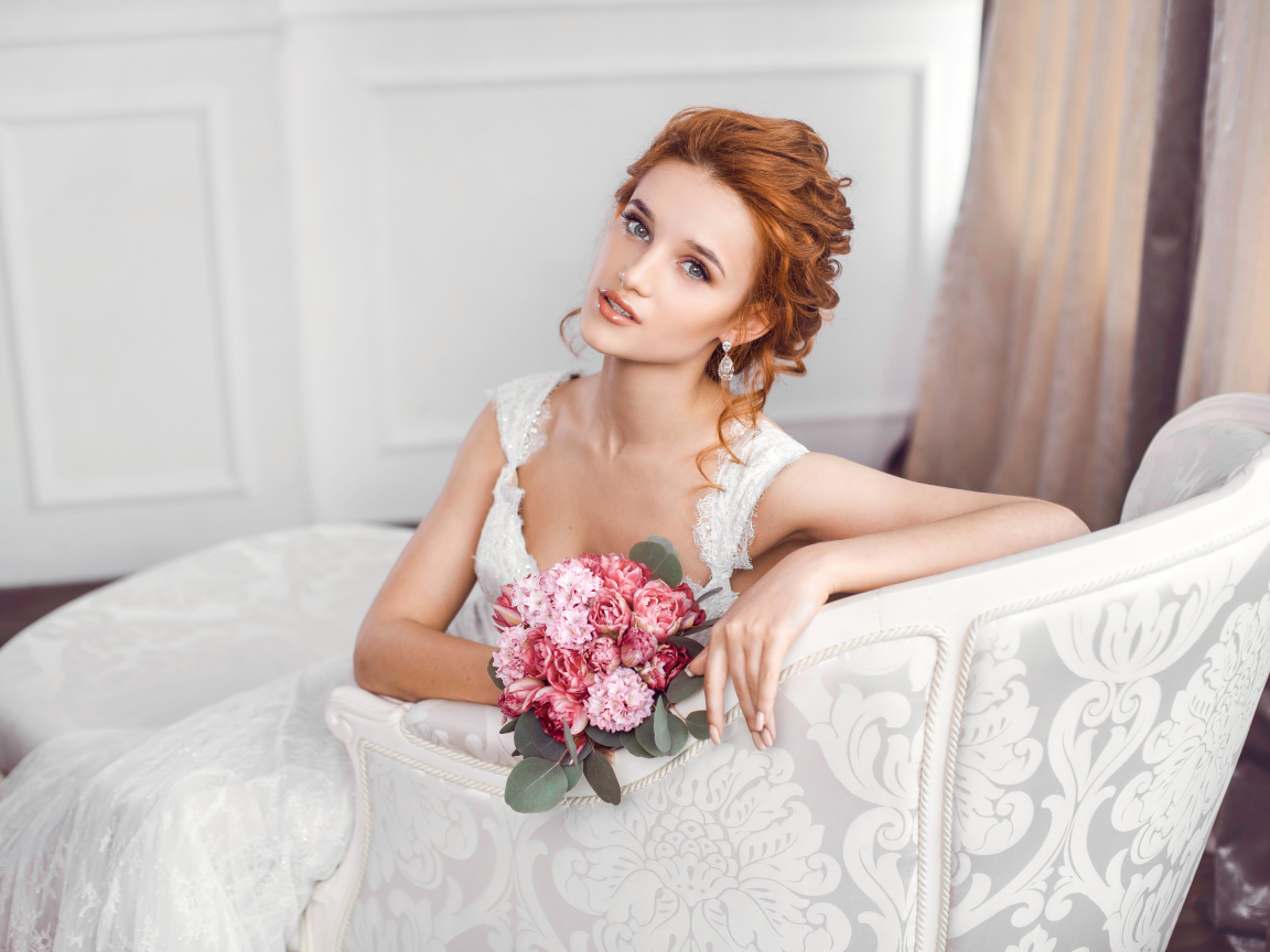 Красивая рыжеволосая девушка невеста с розовым букетом