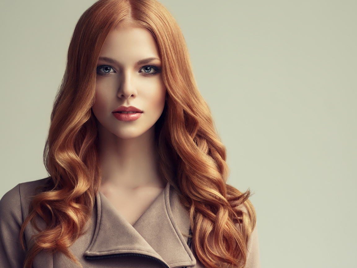 Красивая рыжеволосая девушка с голубыми глазами