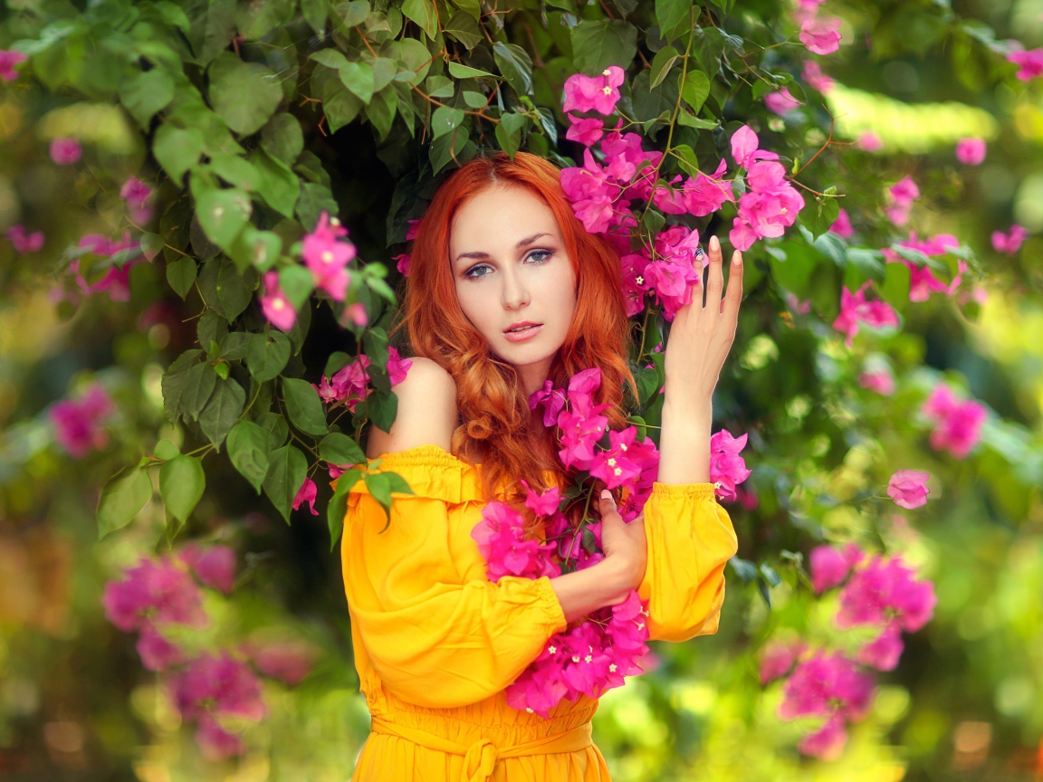Красивая рыжеволосая девушка с розовыми цветами