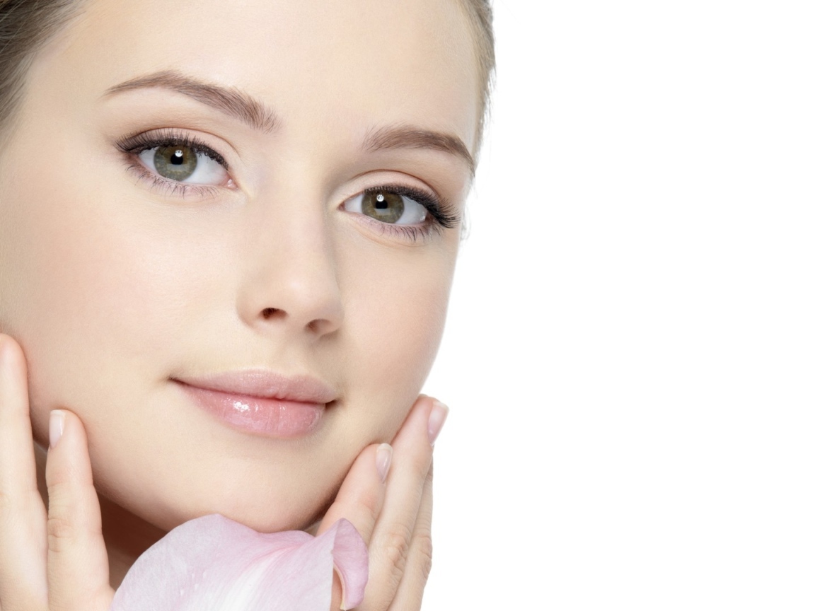 Красивая нежная настоящая девушка на белом фоне