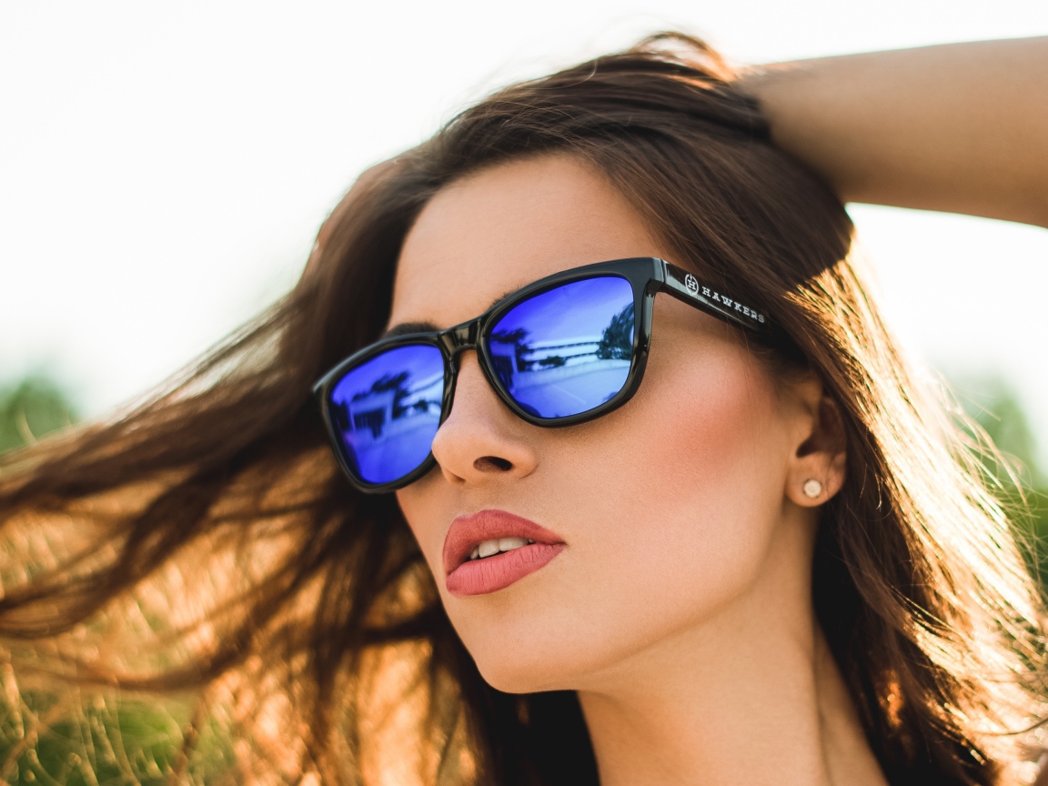 Красивая молодая шатенка в солнечных очках