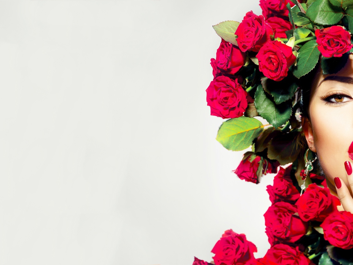 Красивая молодая девушка с венком из красных роз на голове