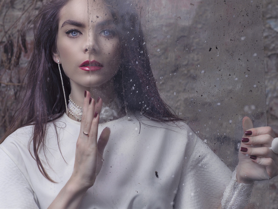 Голубоглазая брюнетка со стеклом в руках