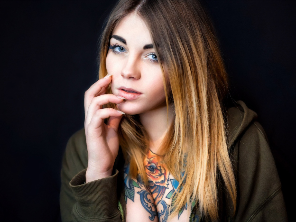 Голубоглазая девушка с татуировкой