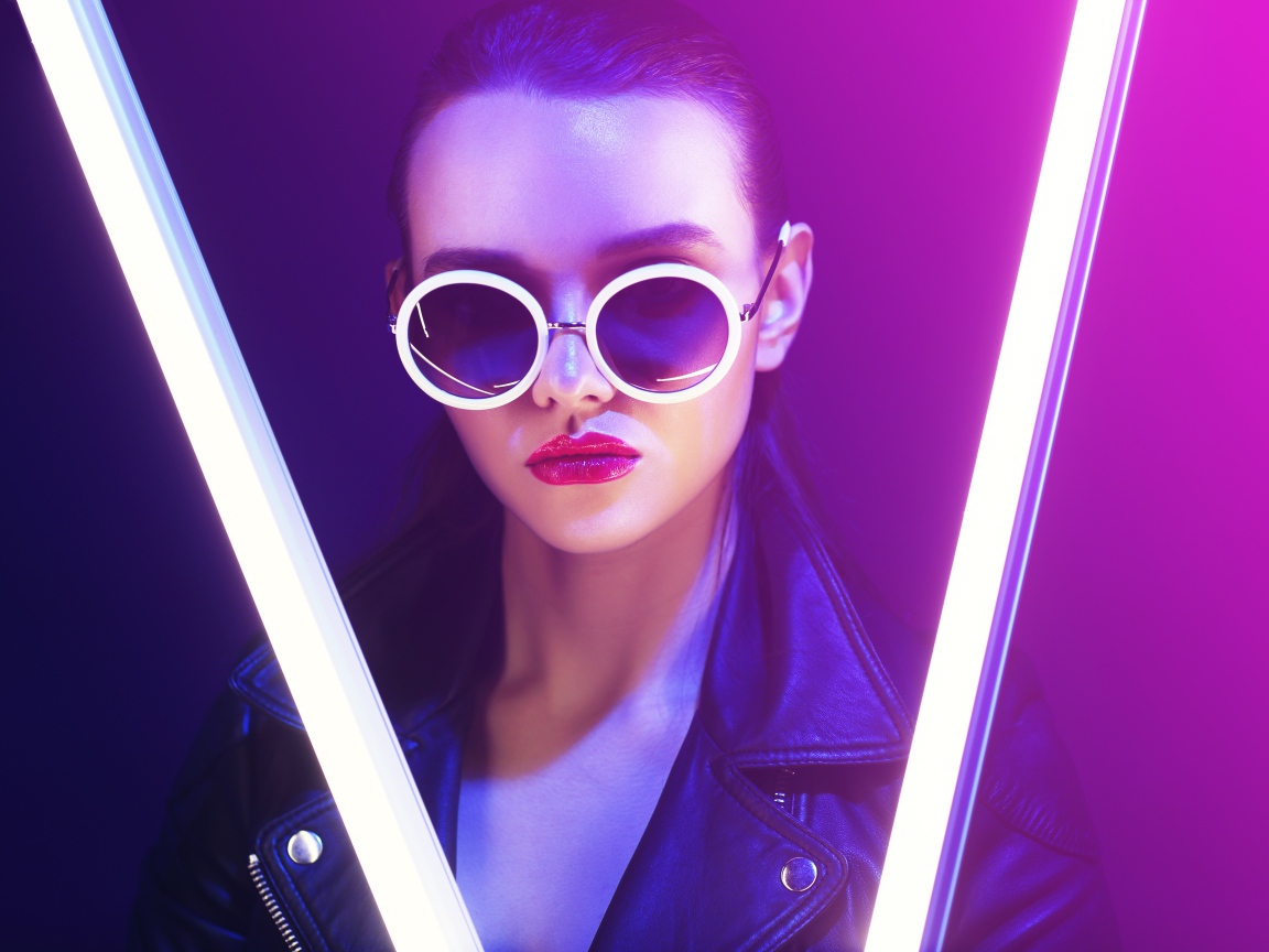 Брутальная девушка в очках в неоновом свете