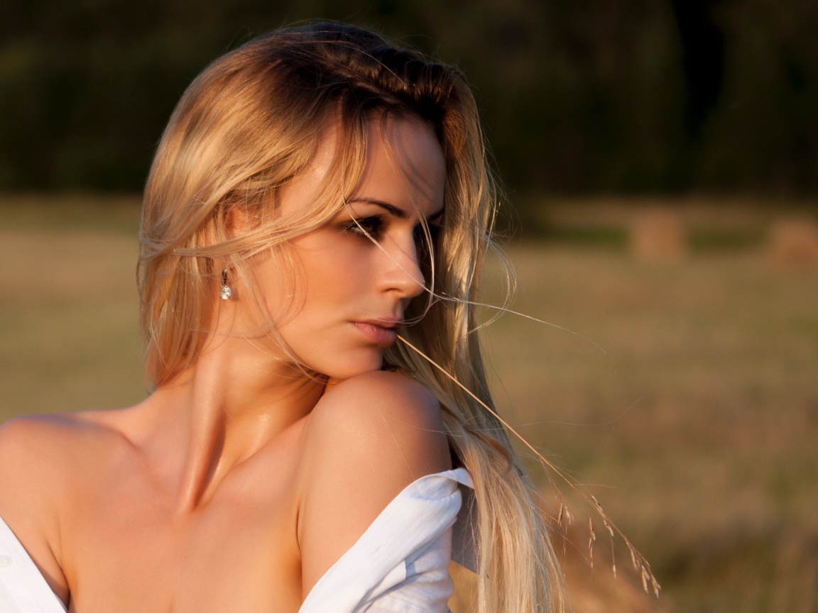 Нежная красивая девушка блондинка с колоском во рту