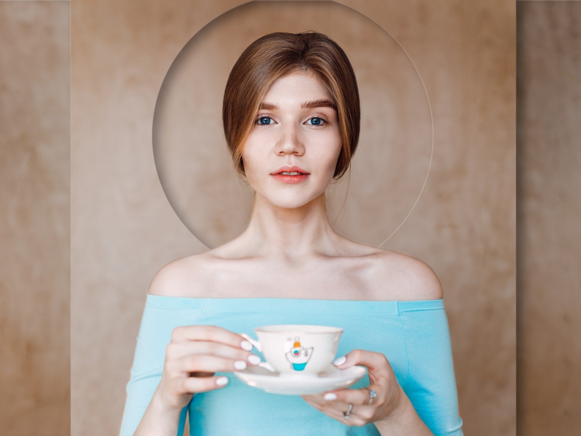 Нежная голубоглазая девушка с чашкой 