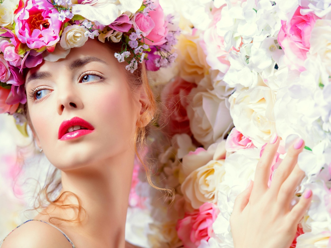 Нежная голубоглазая девушка с венком из цветов на голове