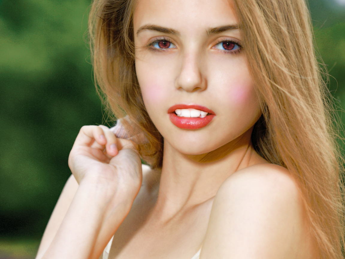 Нежная кареглазая девушка с длинными волосами