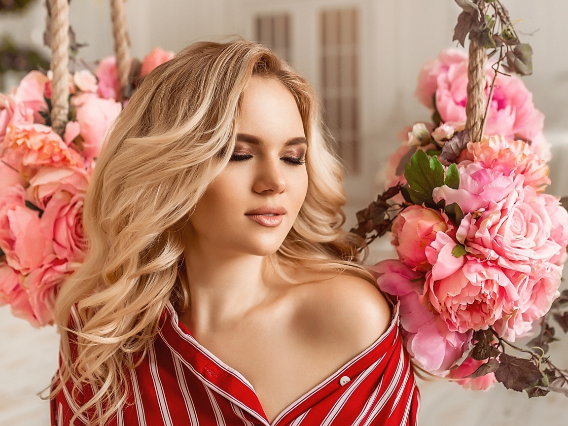 Мечтательная блондинка с цветами пиона 