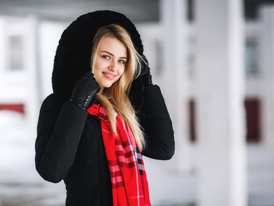 Модная улыбающаяся девушка в теплой куртке 