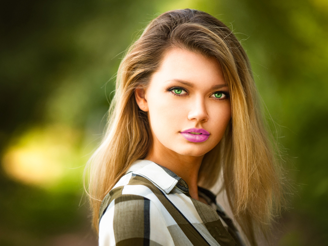 Нежная зеленоглазая девушка блондинка с накрашенными губами
