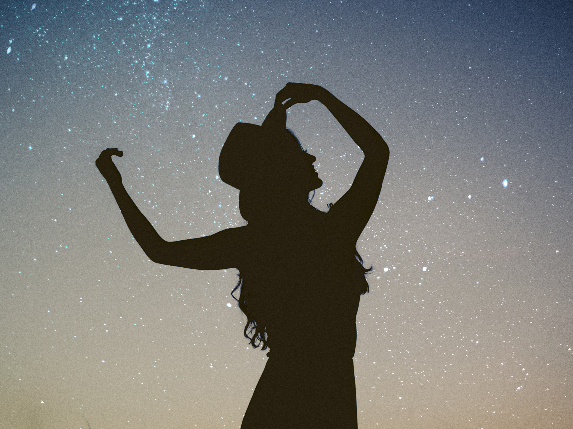 Силуэт девушки в шляпе на фоне неба