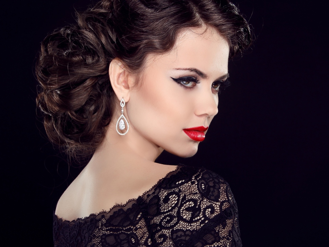 Эффектная брюнетка с ярким макияжем в черном платье