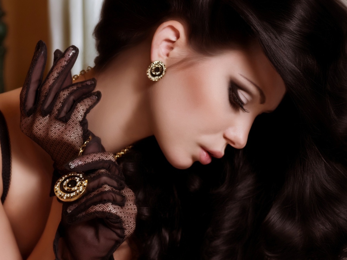 Стильная длинноволосая брюнетка с дорогими украшениями