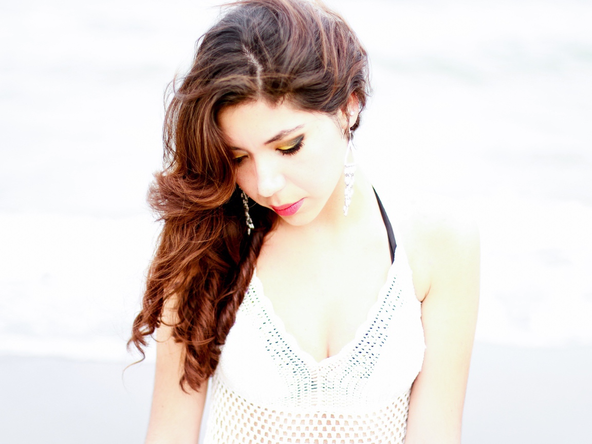 Молодая красивая девушка в белом