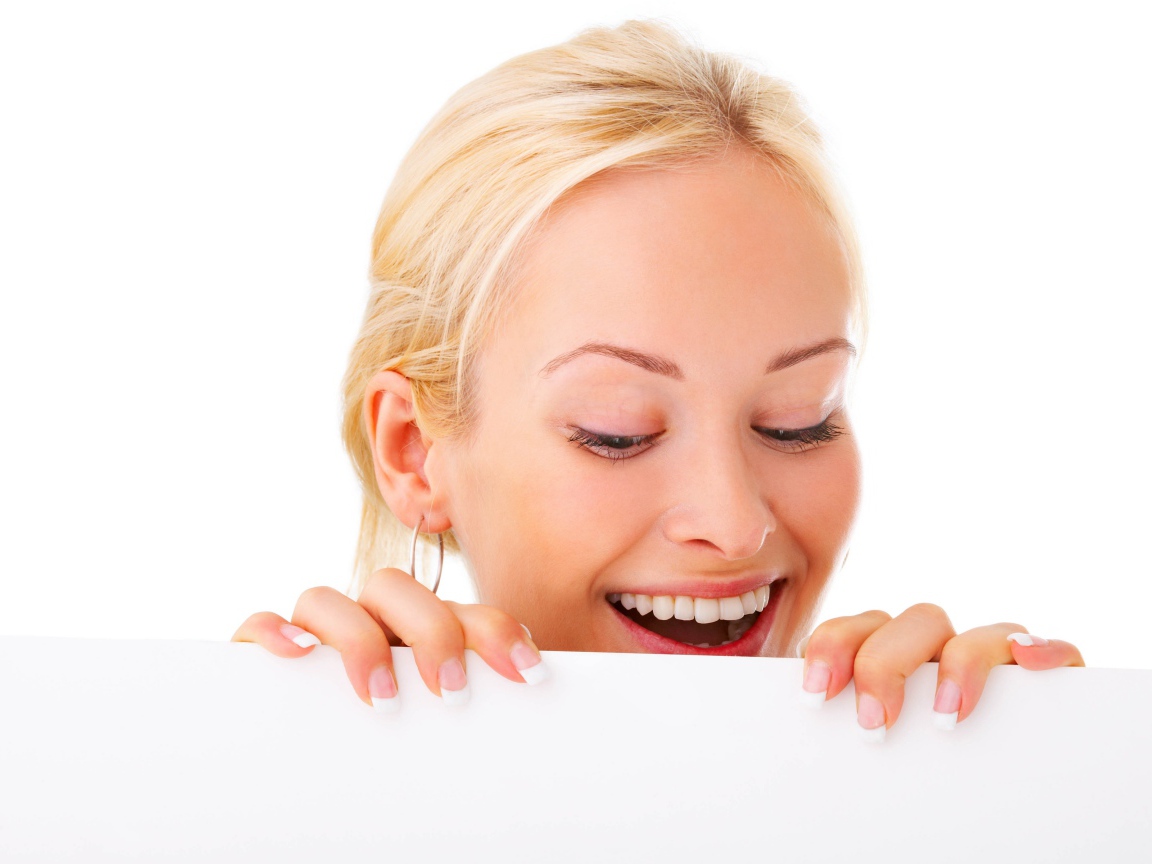 Молодая блондинка с красивой улыбкой на белом фоне