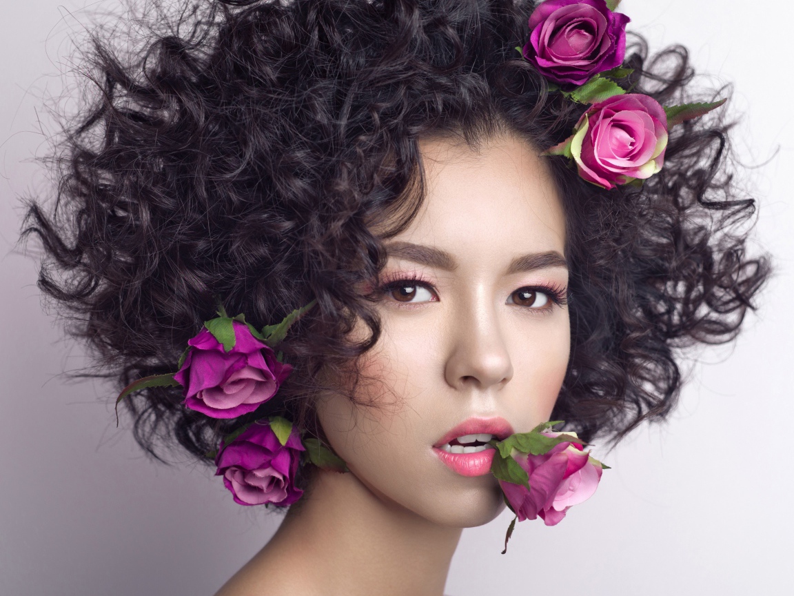 Молодая девушка с кудрявыми волосами с розами