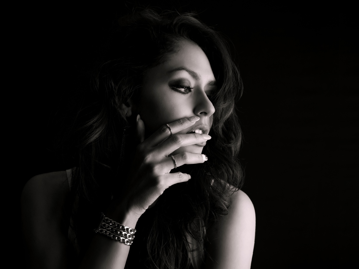 Молодая девушка с украшениями на руке черно-белое фото