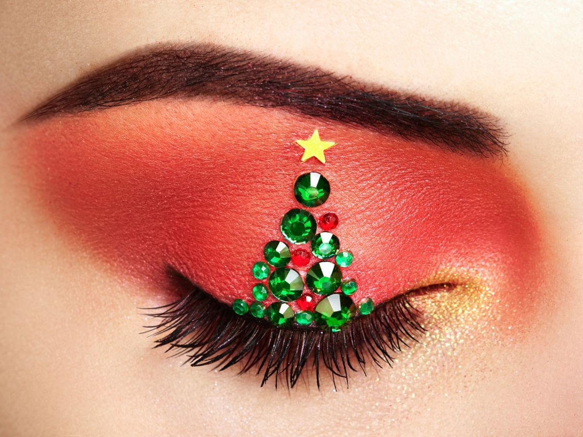 Елка из стразов на веке у девушки