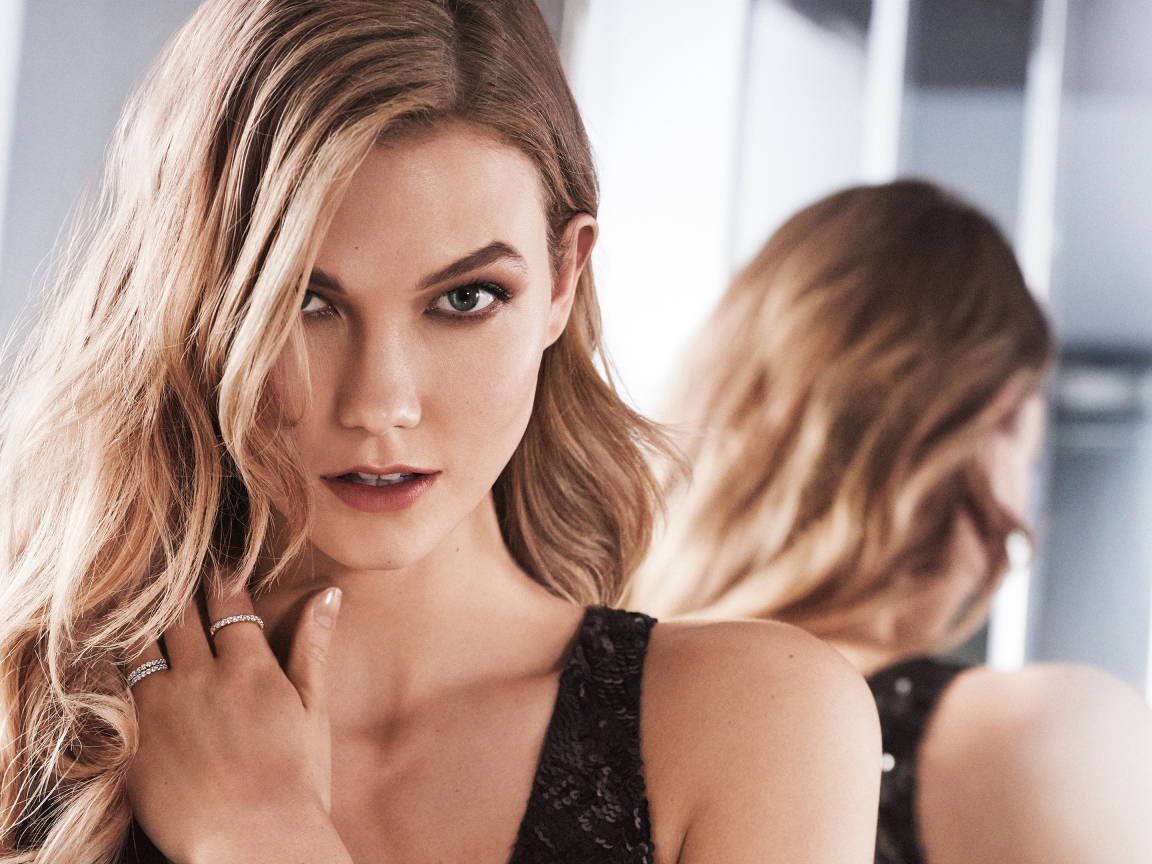 Супермодель Карли Клосс с кольцами на руке