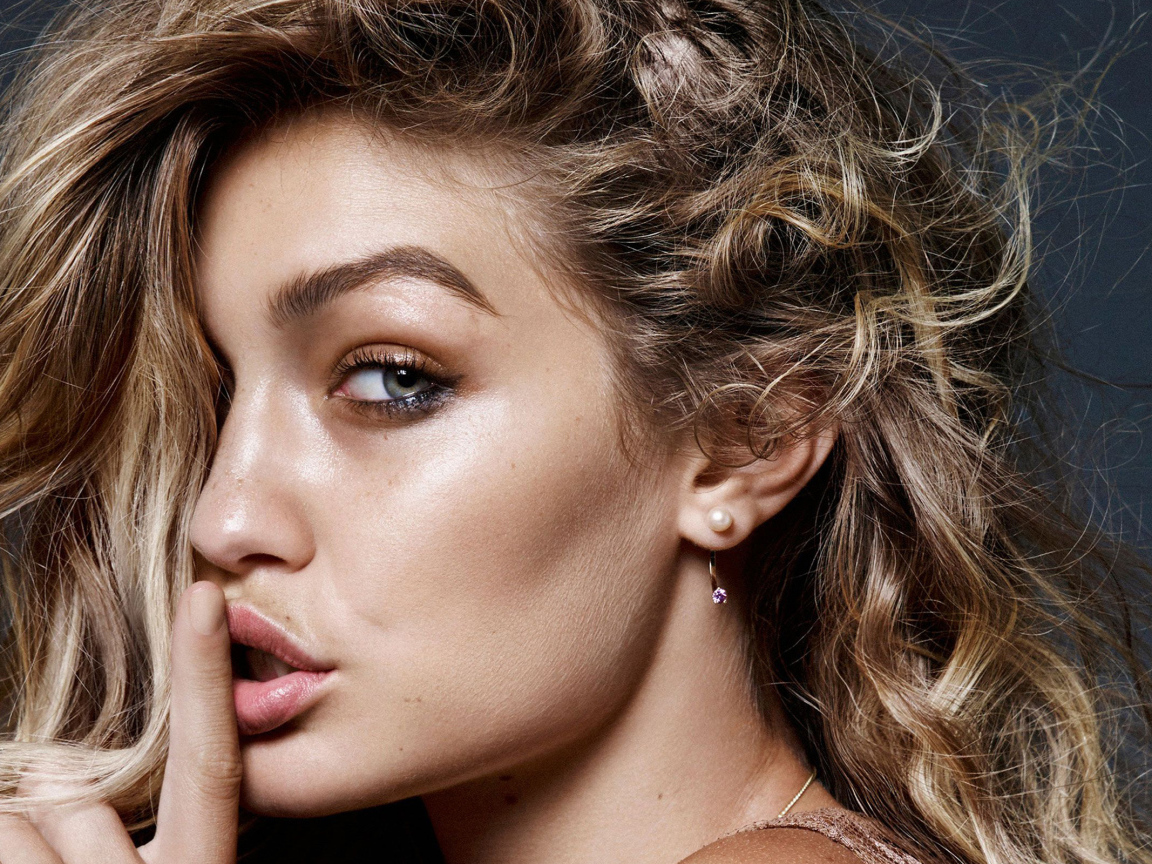 Молодая стильная модель Джиджи Хадид, 2018