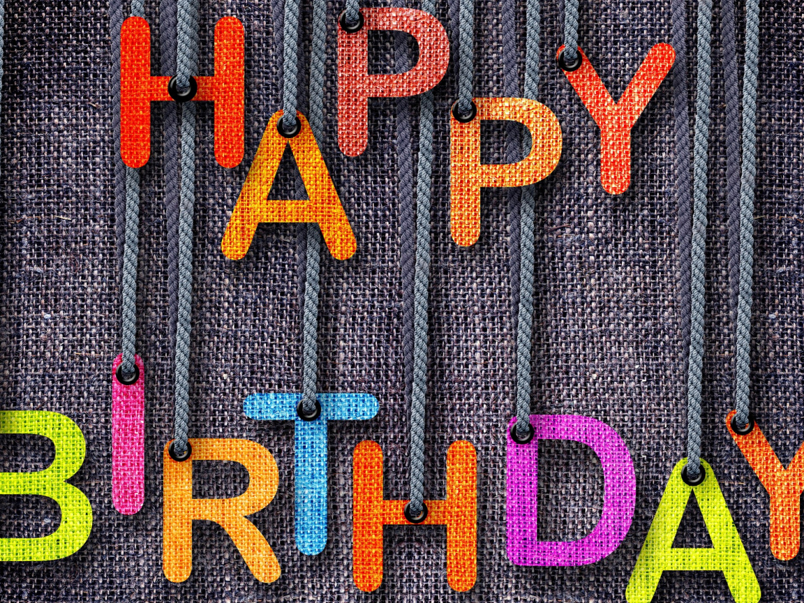 Буквы надписи Happy Birthday на ниточках