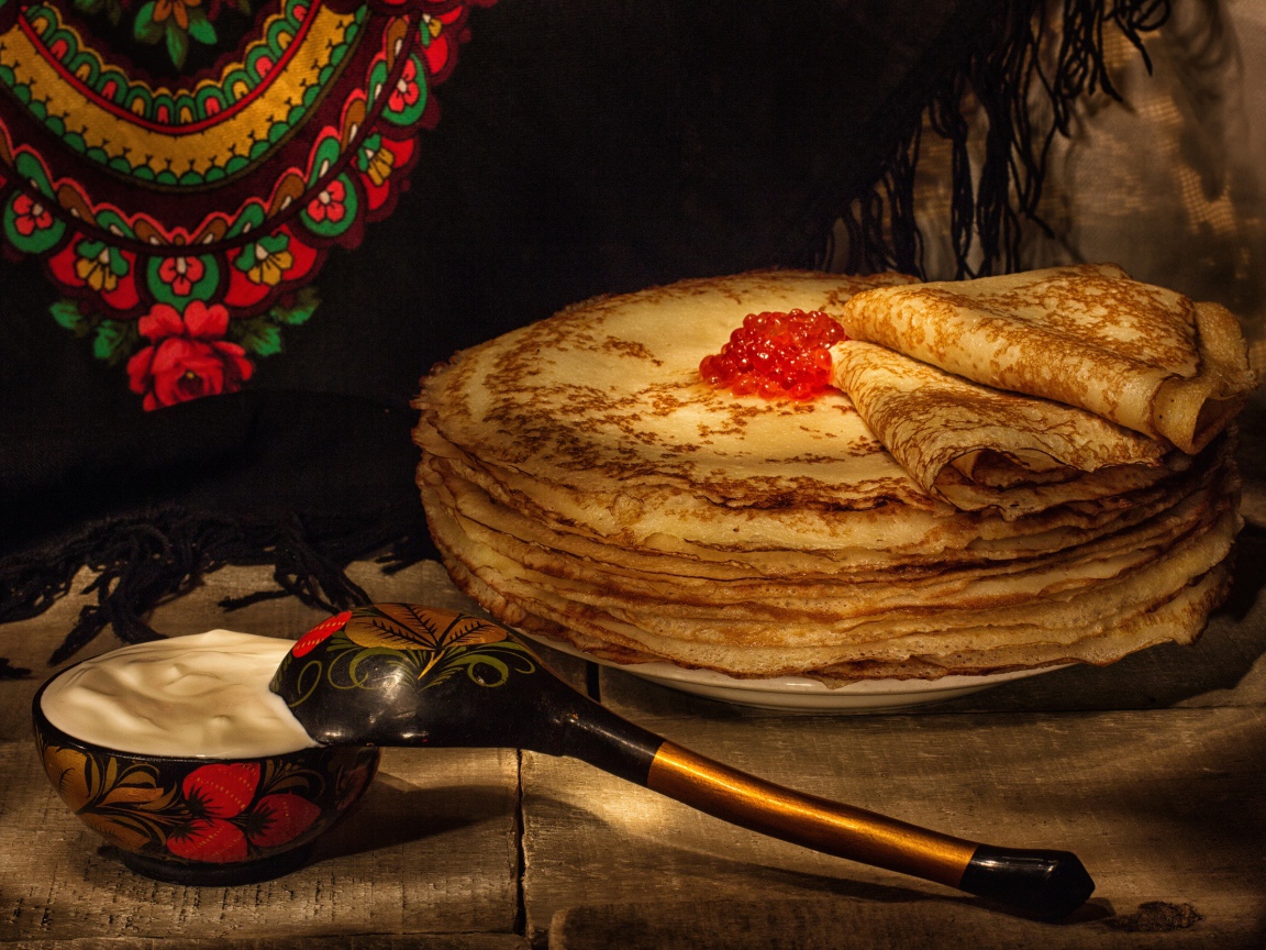 Вкусные блины с красной икрой и сметаной на русский праздник Масленица 2019 