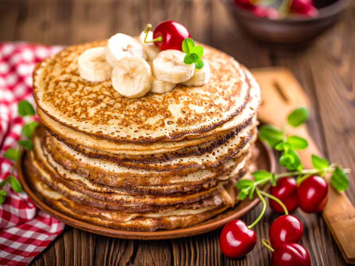 Блины с бананами и черешней на праздник Масленица