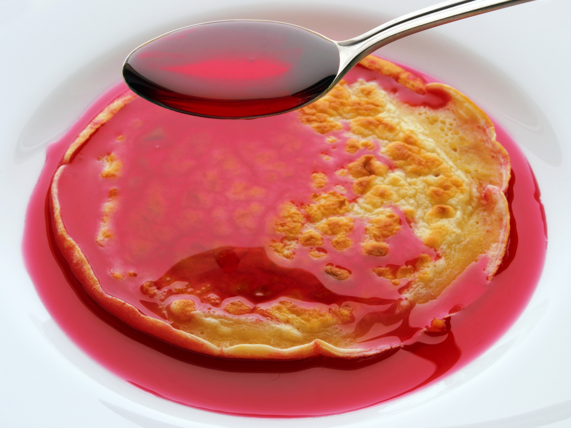 Блины с ягодным сиропом на белом фоне на праздник Масленица 2018