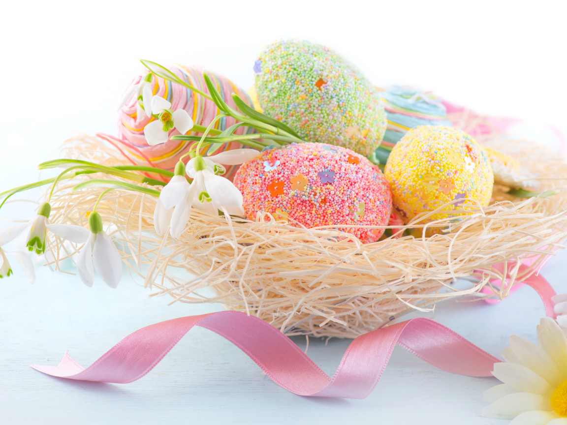 Красивые крашеные  пасхальные яйца с подснежниками на белом фоне