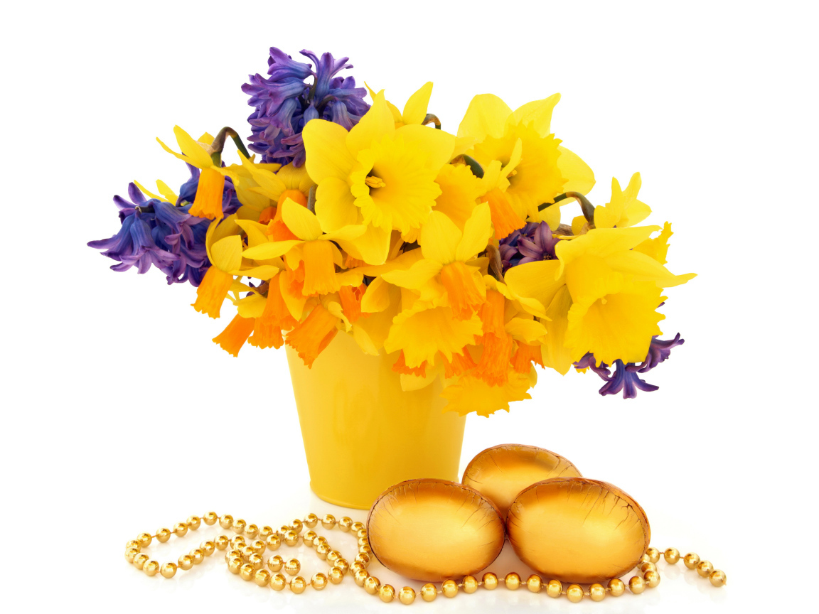 Букет нарциссов в гиацинтами на белом фоне с золотыми яйцами