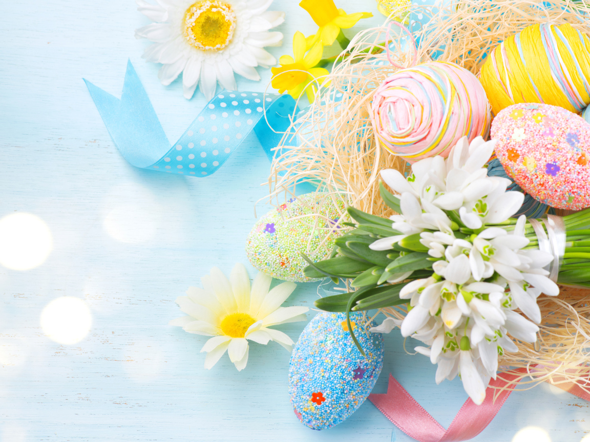 Декоративные пасхальные яйца с букетом подснежников