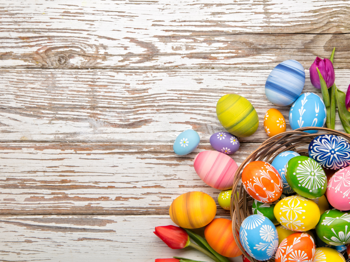 Пасхальные яйца на деревянном фоне, шаблон для открытки на Пасху