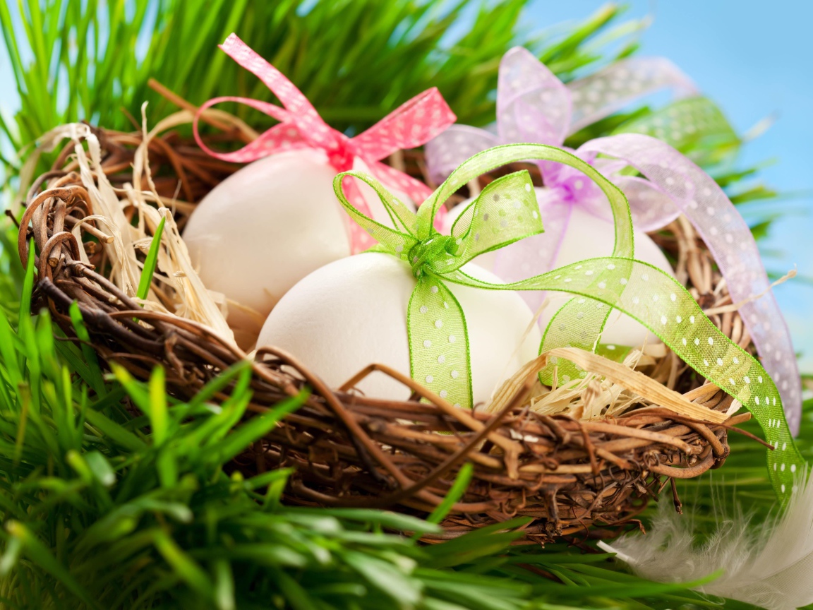 Яйца с бантами в гнезде на Пасху