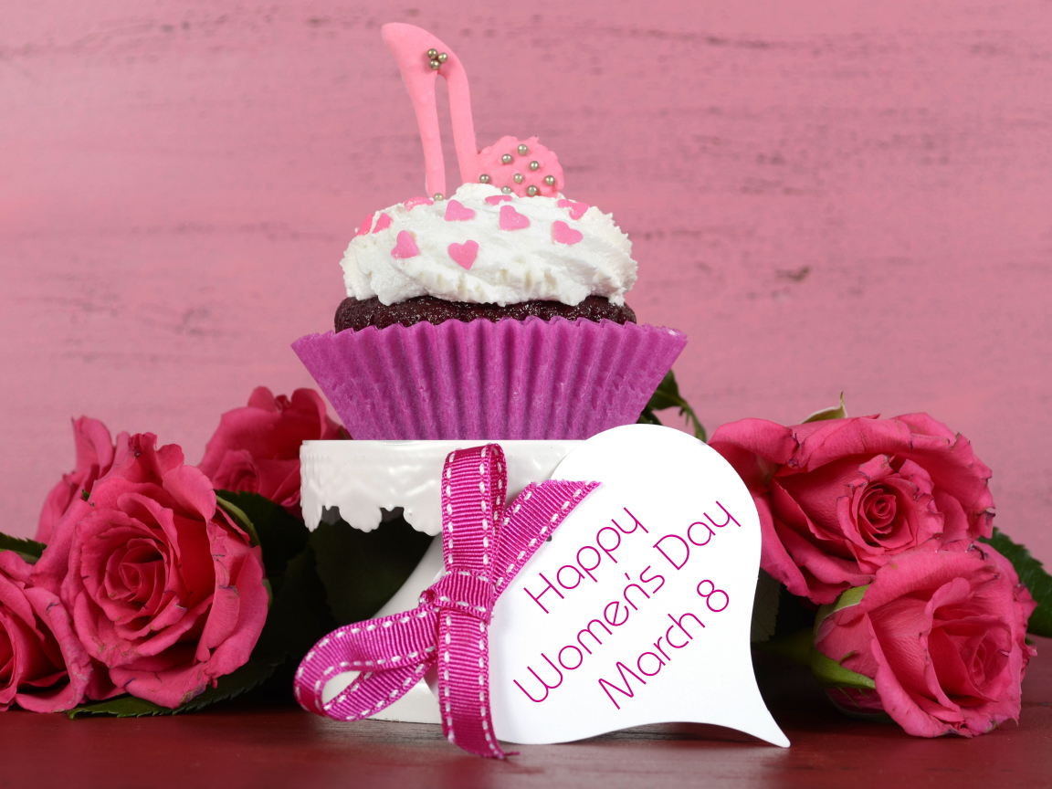 Аппетитный капкейк с красными розами на Международный женский день 8 марта