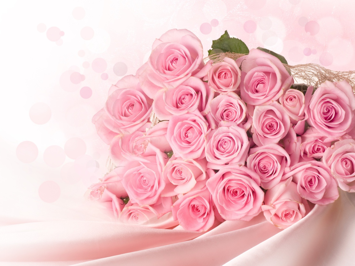 Красивый большой букет розовых роз на Международный женский день 8 марта