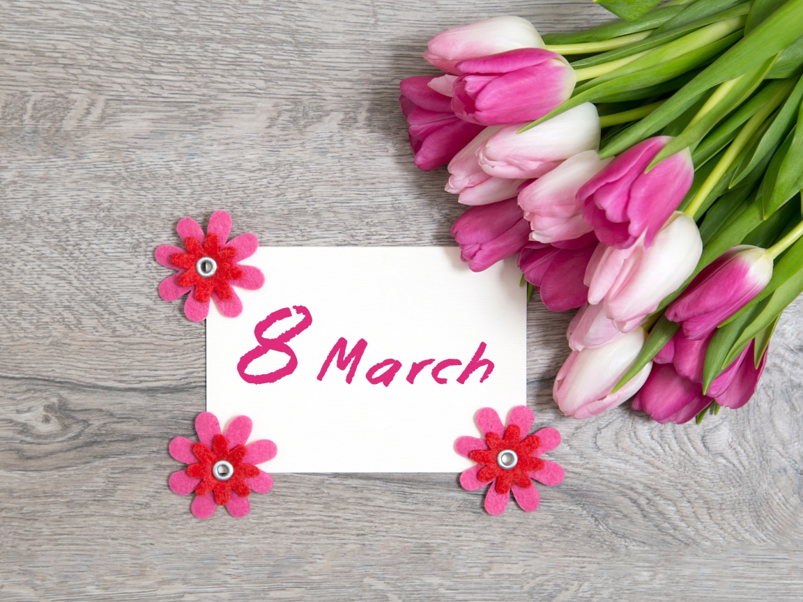 Красивый букет тюльпанов на 8 марта на деревянном фоне