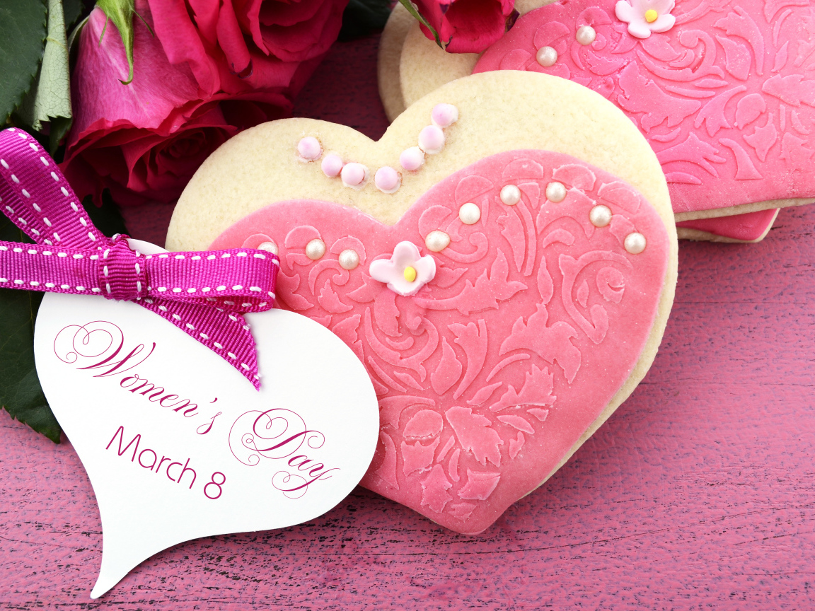 Большое печенье в виде сердца в подарок на Международный женский день 8 марта