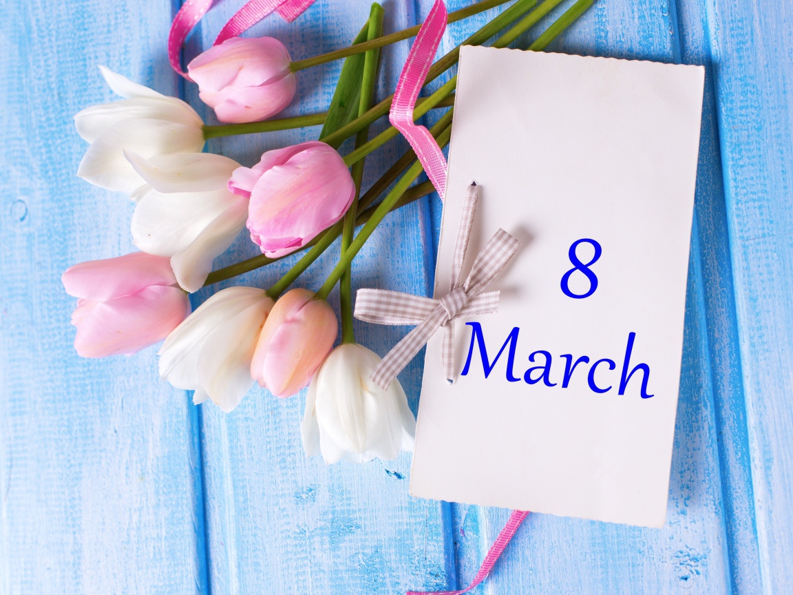 Букет тюльпанов с открыткой на 8 марта на голубом фоне