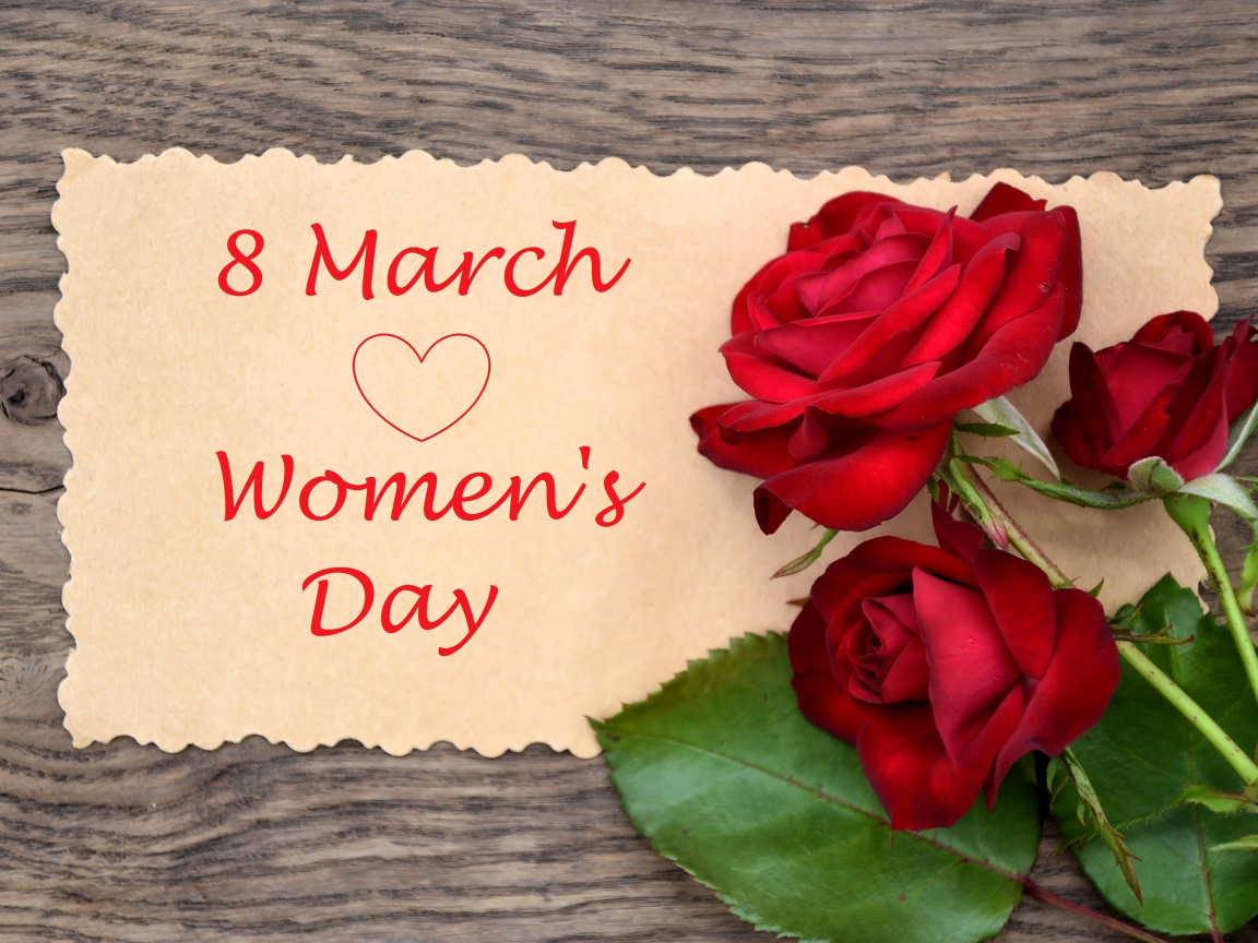 Три красных розы на Международный женский день 8 марта