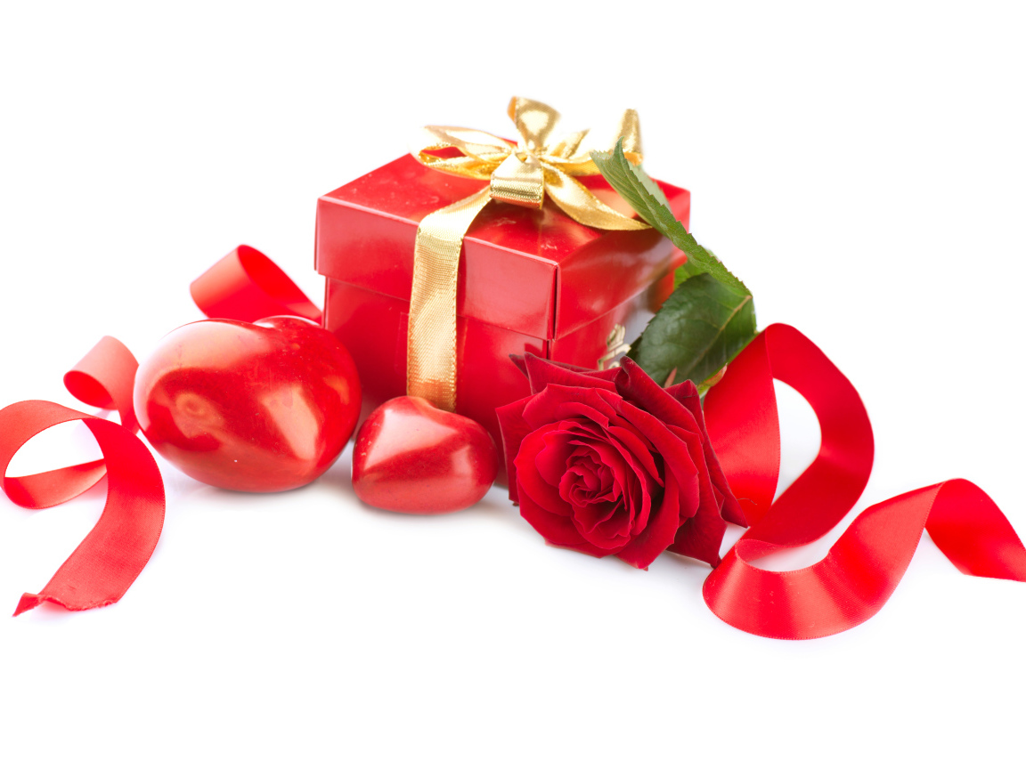 Подарок в красной коробке на белом фоне с красными сердечками и красной розой, подарок любимой на 14 февраля