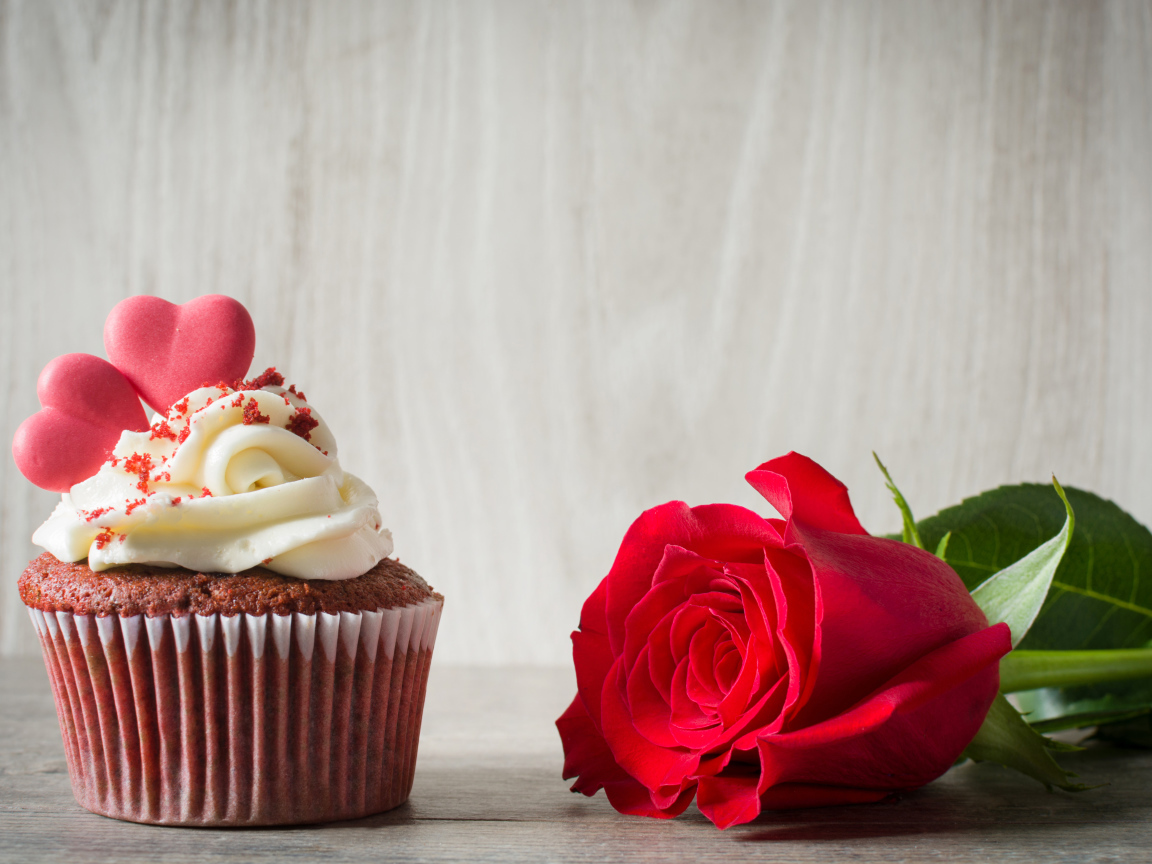 Кекс с сердечками и красная роза для любимой на 14 февраля