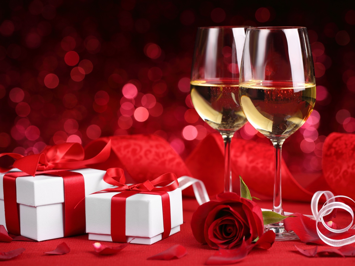 Два подарка и два бокала на красном фоне с розой на 14 февраля