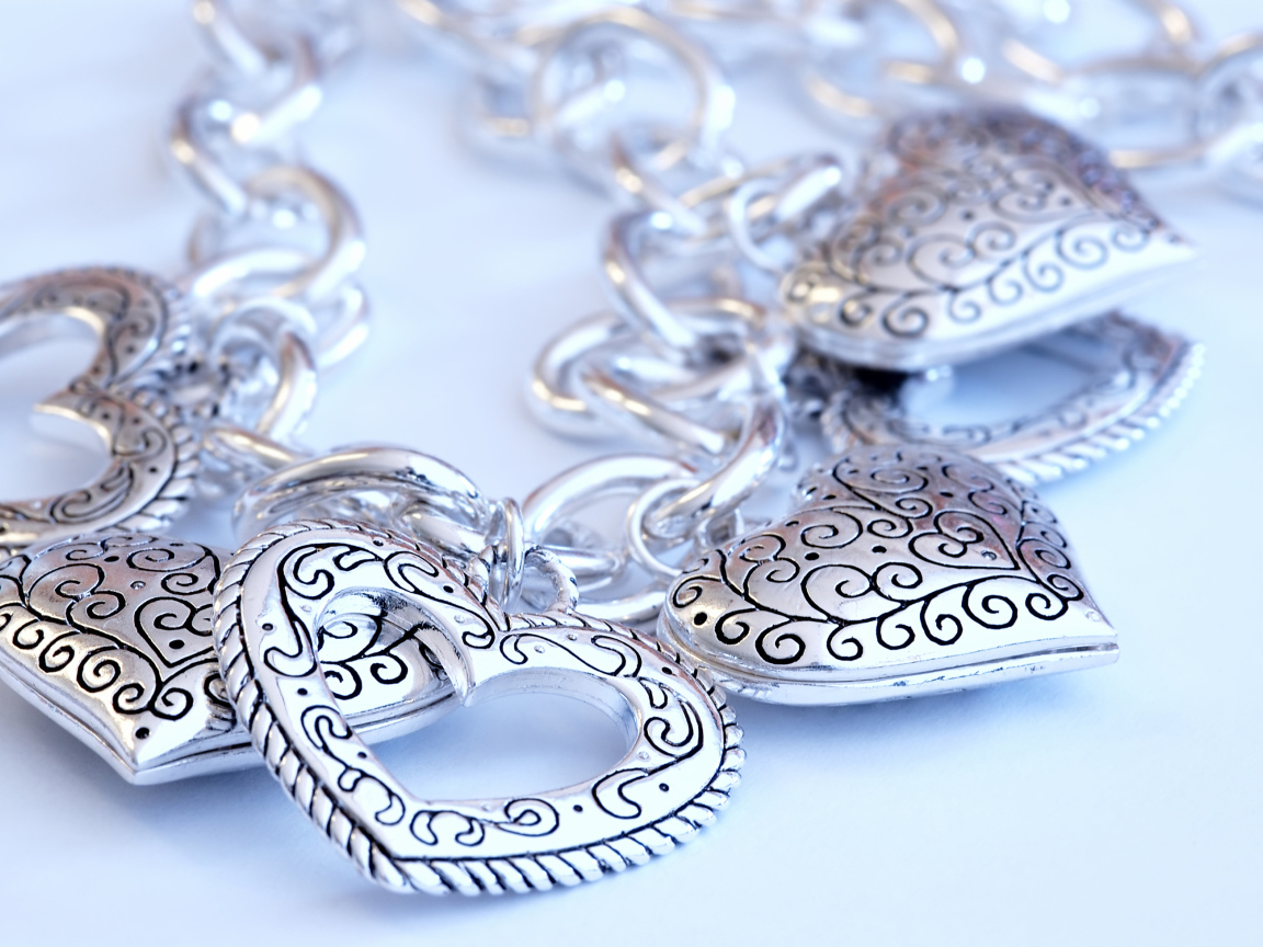 Красивые серебряные украшения в форме сердца