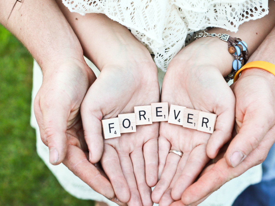 Руки влюбленной пары с надписью FOREVER