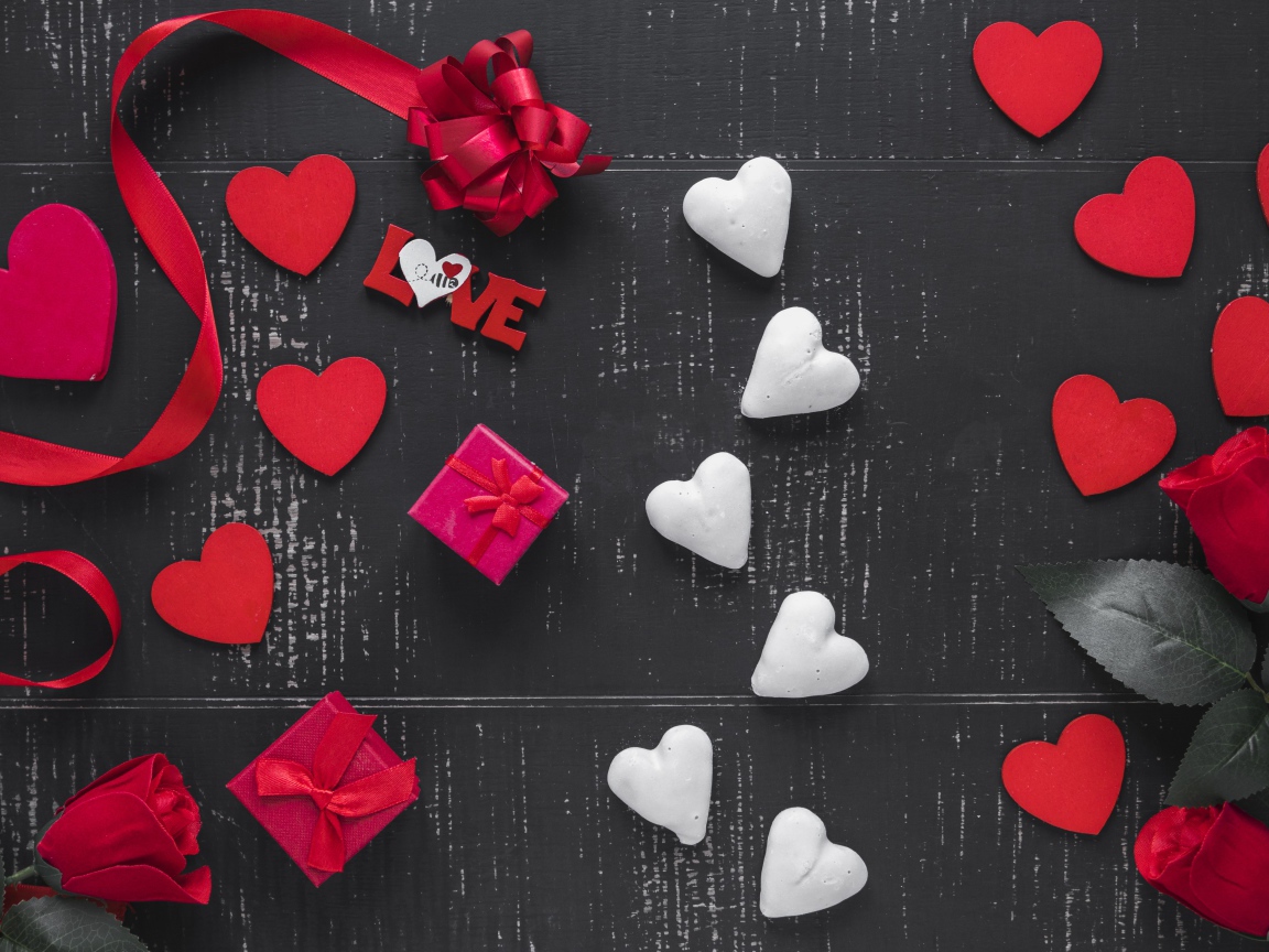 Сердечки с розами и красным бантом на сером фоне